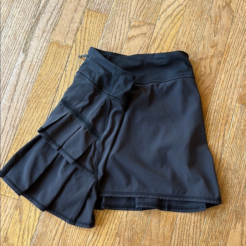 Lululemon size 6, classic ruffle sports skirt, retired black stylish fun